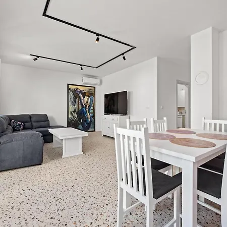 Charming Emilija Apartment *